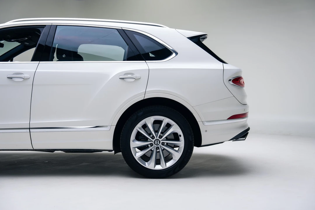 2024 Bentley Bentayga - Image 14 of 21