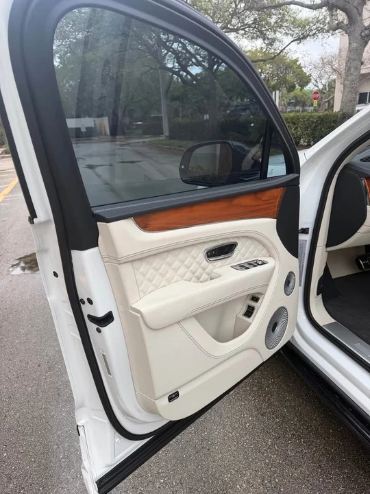 2024 Bentley Bentayga - Image 17 of 19