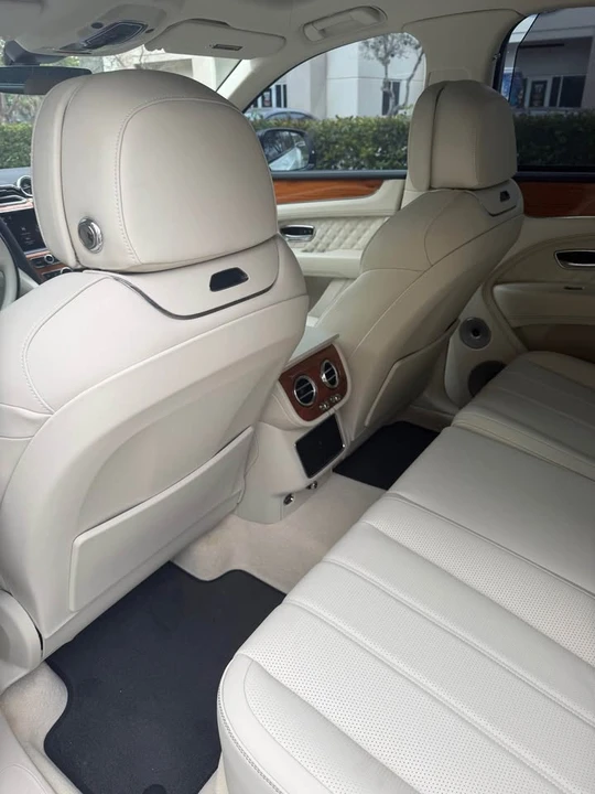 2024 Bentley Bentayga - Image 9 of 19