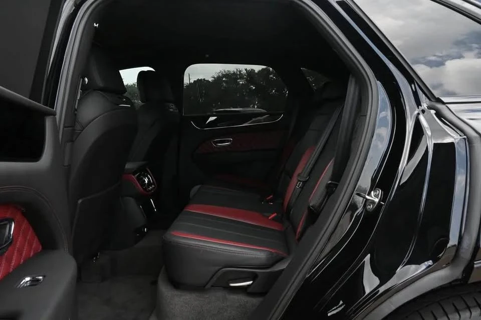 2024 Bentley Bentayga - Image 15 of 18