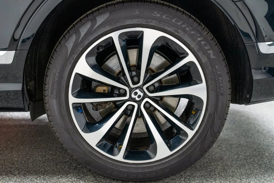 2024 Bentley Bentayga - Image 9 of 19