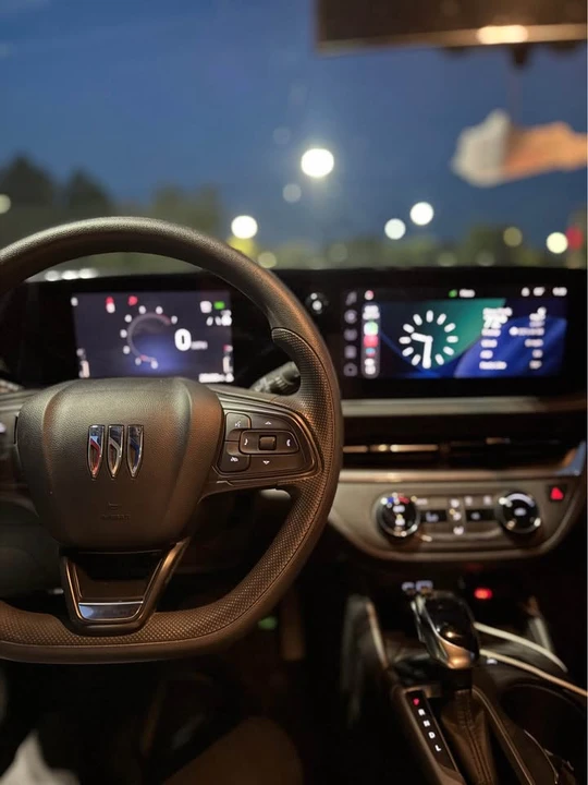 2024 Buick Envision - Image 8 of 11