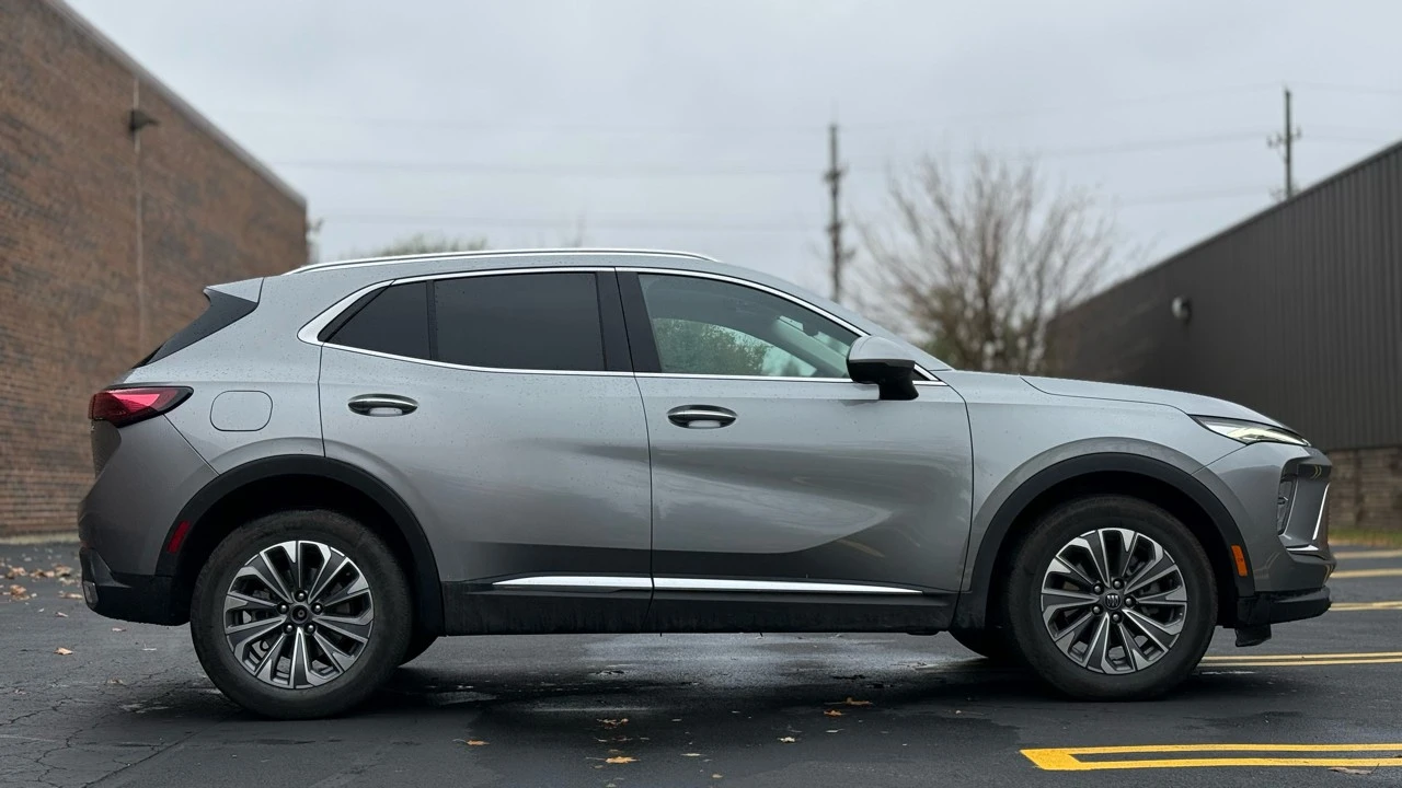 2024 Buick Envision - Image 8 of 21