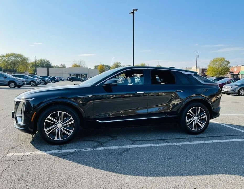2024 Cadillac Lyriq - Image 2 of 5