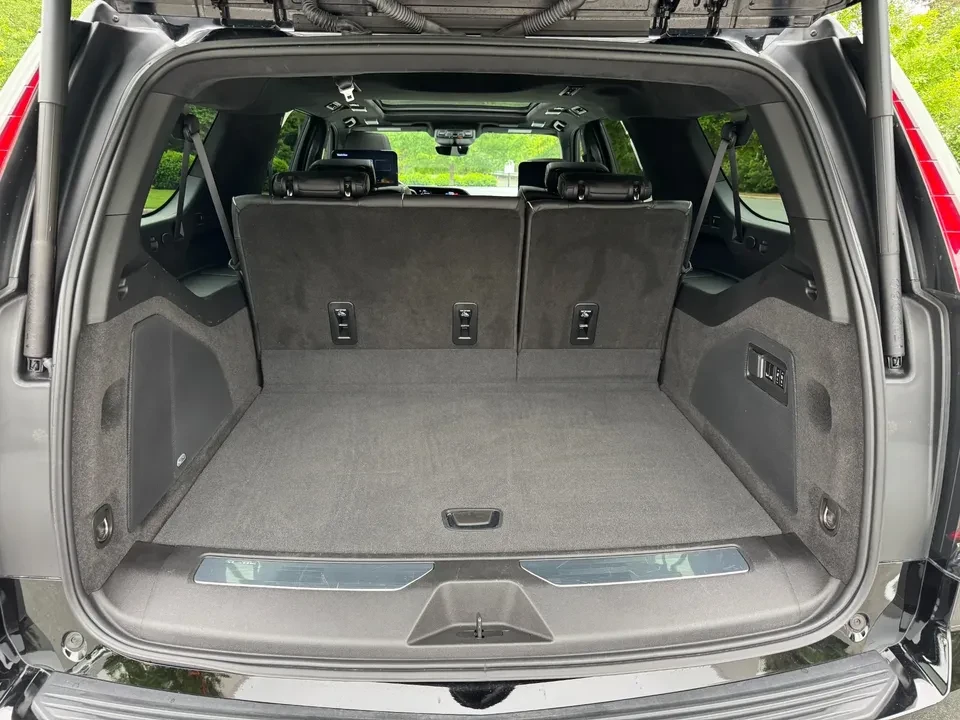 2024 Cadillac Escalade 5th Gen - Image 10 of 11