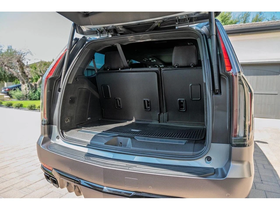 2024 Cadillac Escalade 5th Gen - Image 29 of 31