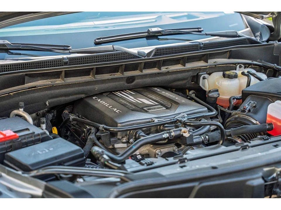 2024 Cadillac Escalade 5th Gen - Image 28 of 31
