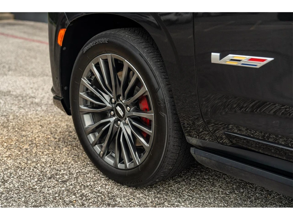 2024 Cadillac Escalade 5th Gen - Image 26 of 31