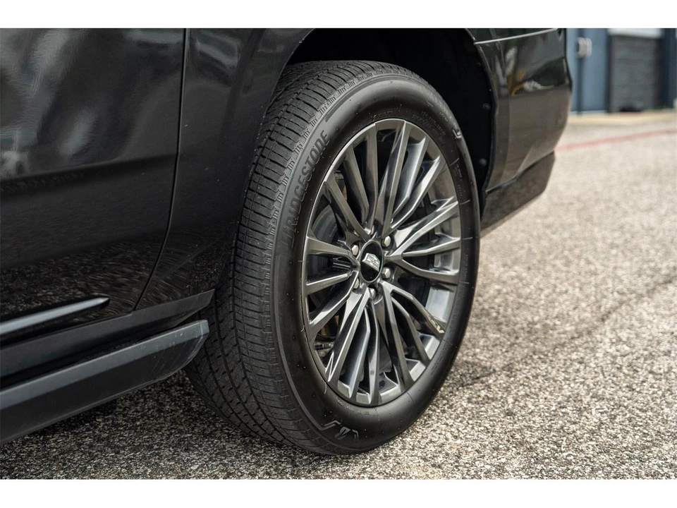 2024 Cadillac Escalade 5th Gen - Image 28 of 31