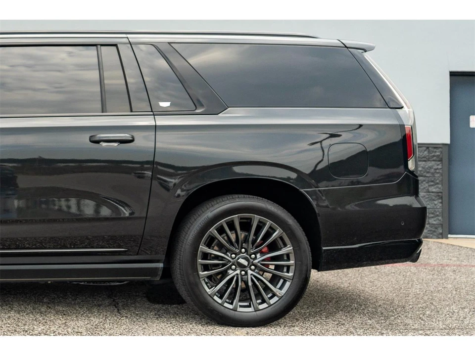 2024 Cadillac Escalade 5th Gen - Image 19 of 31