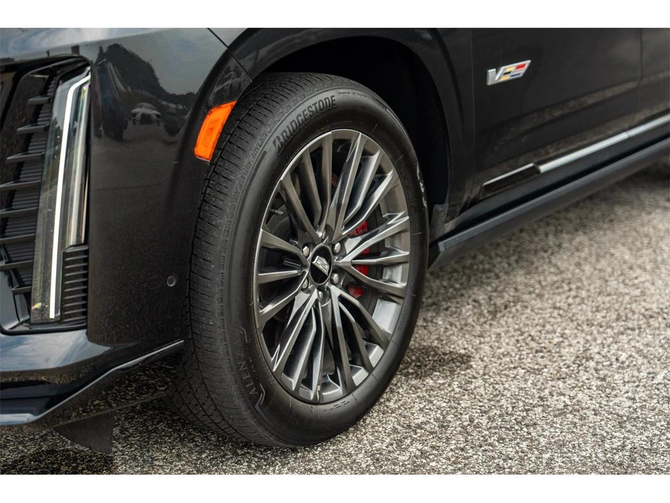 2024 Cadillac Escalade 5th Gen - Image 14 of 31