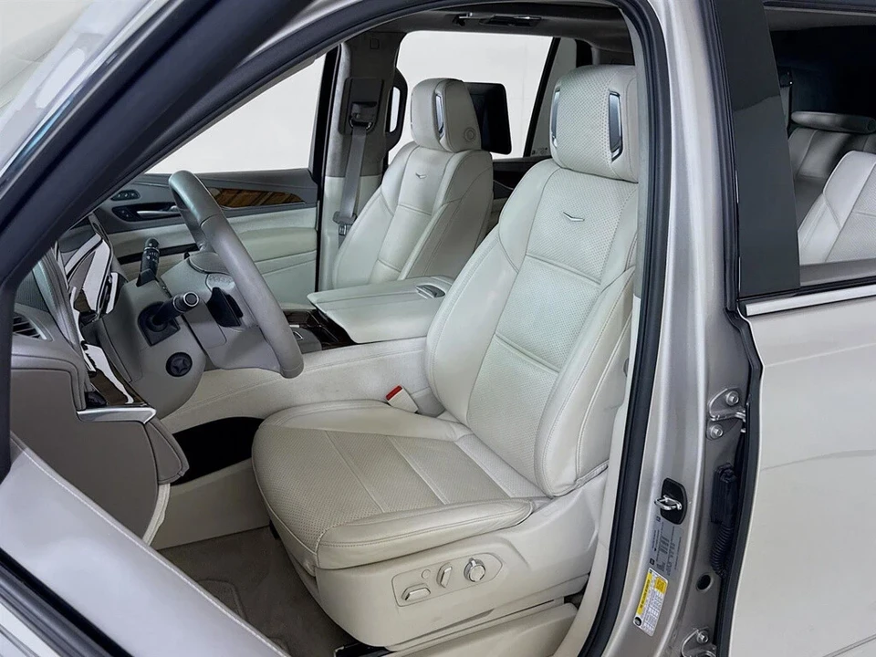 2024 Cadillac Escalade 5th Gen - Image 11 of 12