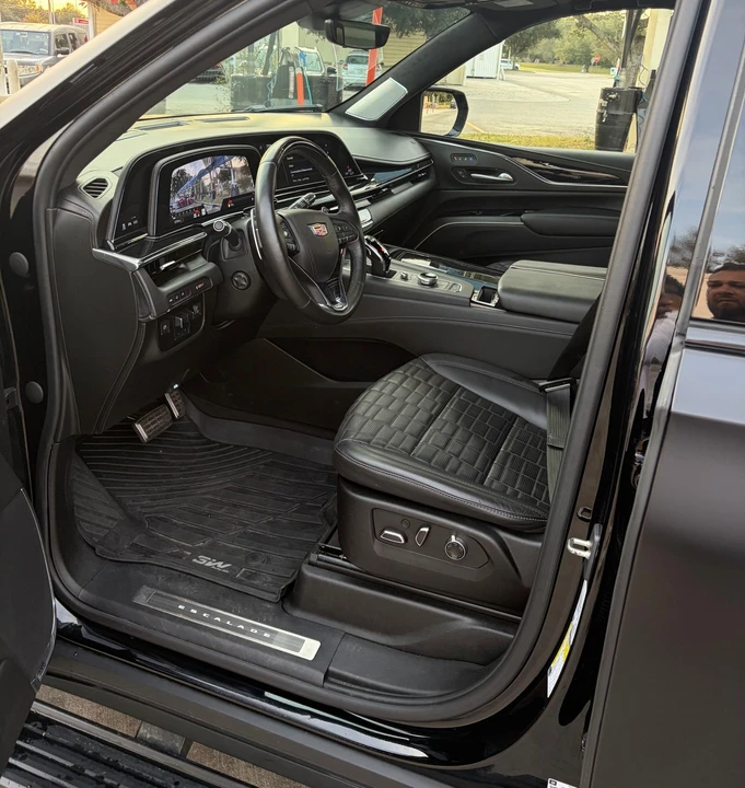 2024 Cadillac Escalade 5th Gen - Image 11 of 12