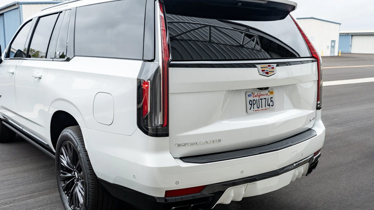 2024 Cadillac Escalade-V 5th Gen - Image 15 of 31