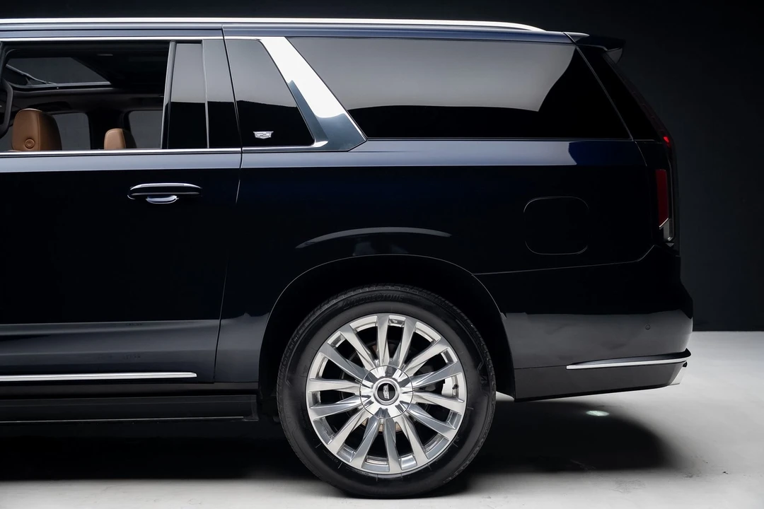 2024 Cadillac Escalade 5th Gen - Image 19 of 21