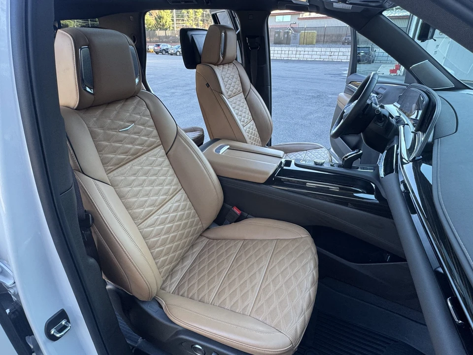 2024 Cadillac Escalade 5th Gen - Image 25 of 31
