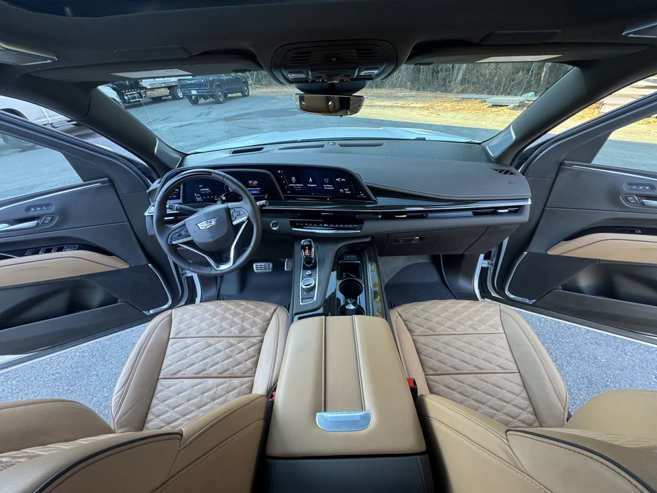 2024 Cadillac Escalade 5th Gen - Image 27 of 31