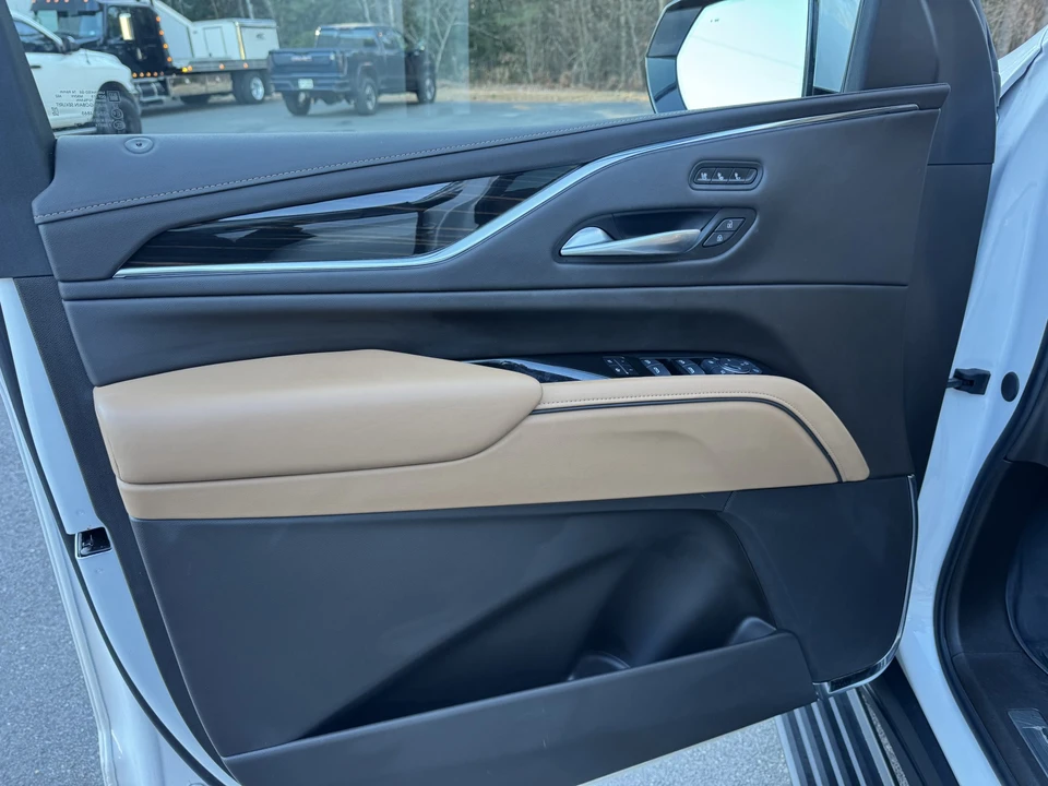2024 Cadillac Escalade 5th Gen - Image 19 of 31