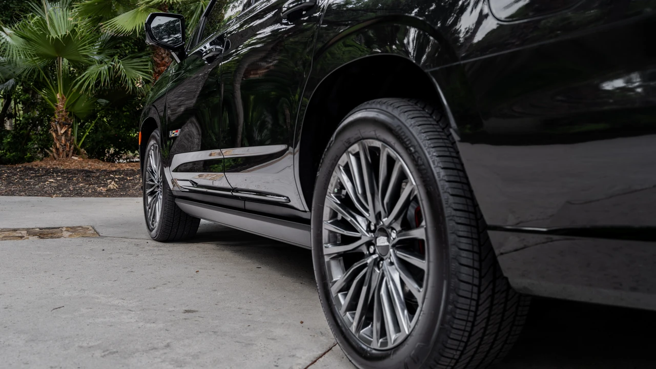 2024 Cadillac Escalade-V 5th Gen - Image 23 of 31