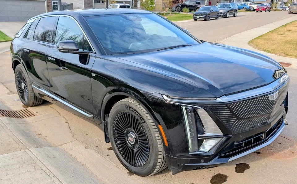 2024 Cadillac Lyriq - Image 2 of 14