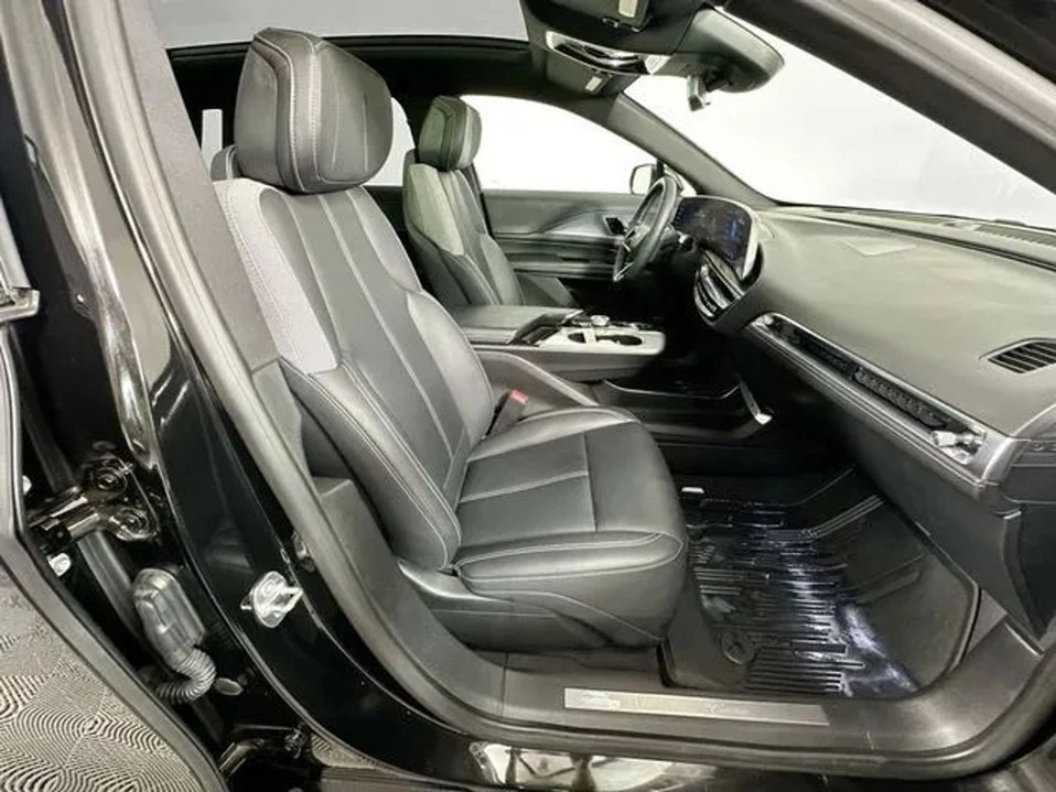 2024 Cadillac Lyriq - Image 15 of 20