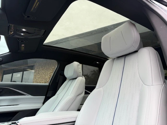 2024 Cadillac Lyriq - Image 12 of 13
