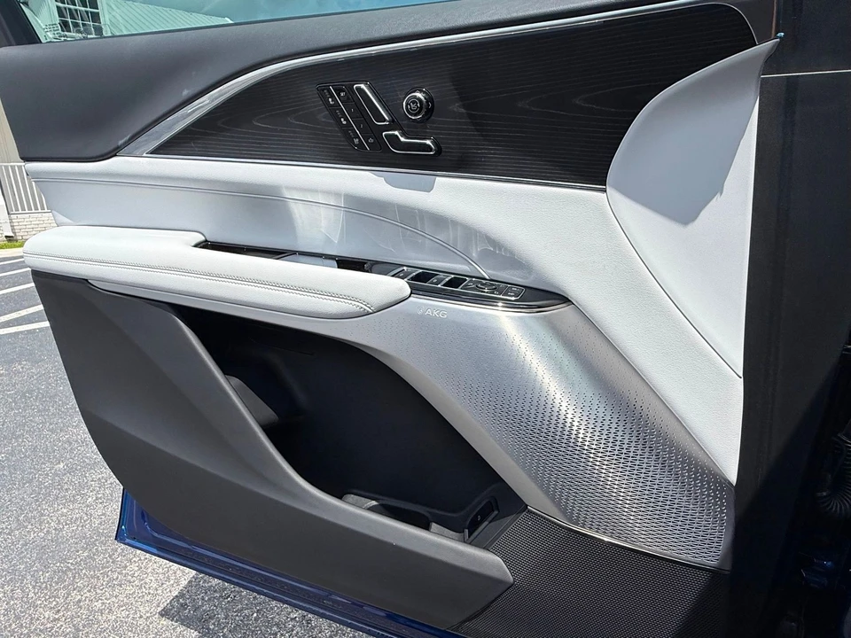 2024 Cadillac Lyriq - Image 6 of 12