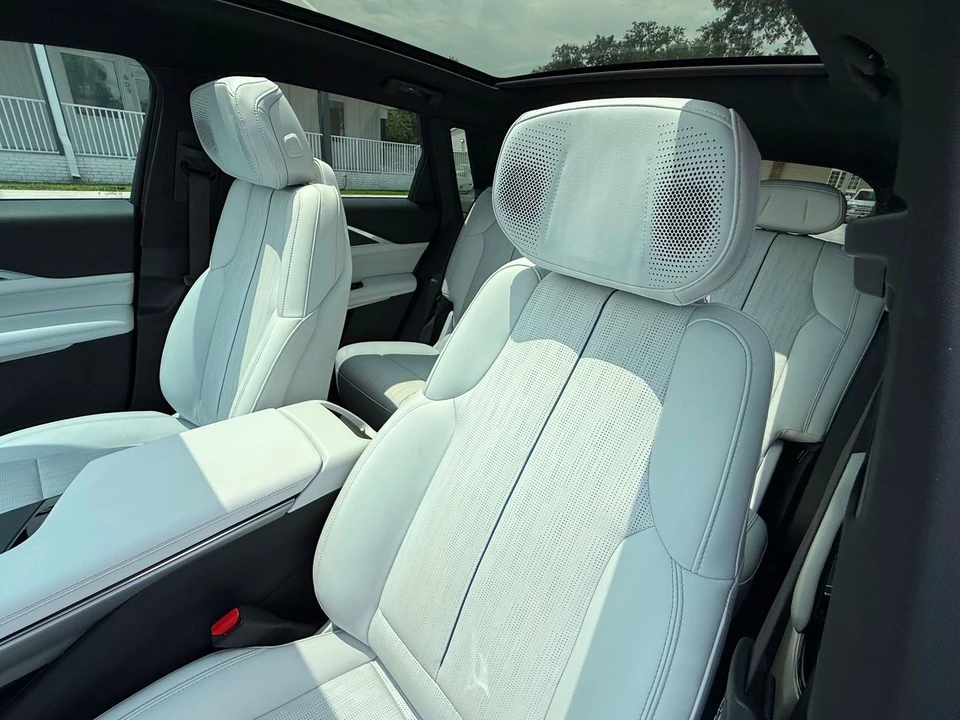 2024 Cadillac Lyriq - Image 2 of 12