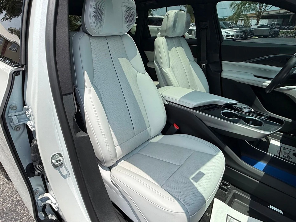 2024 Cadillac Lyriq - Image 4 of 12