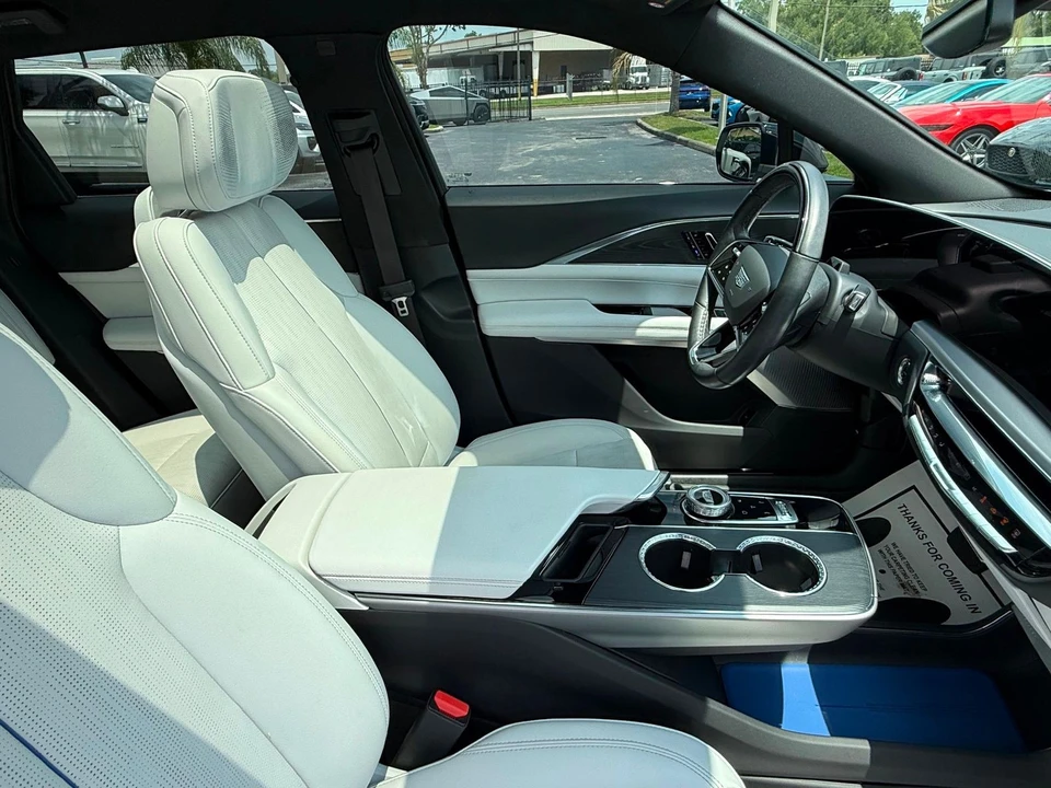 2024 Cadillac Lyriq - Image 6 of 12