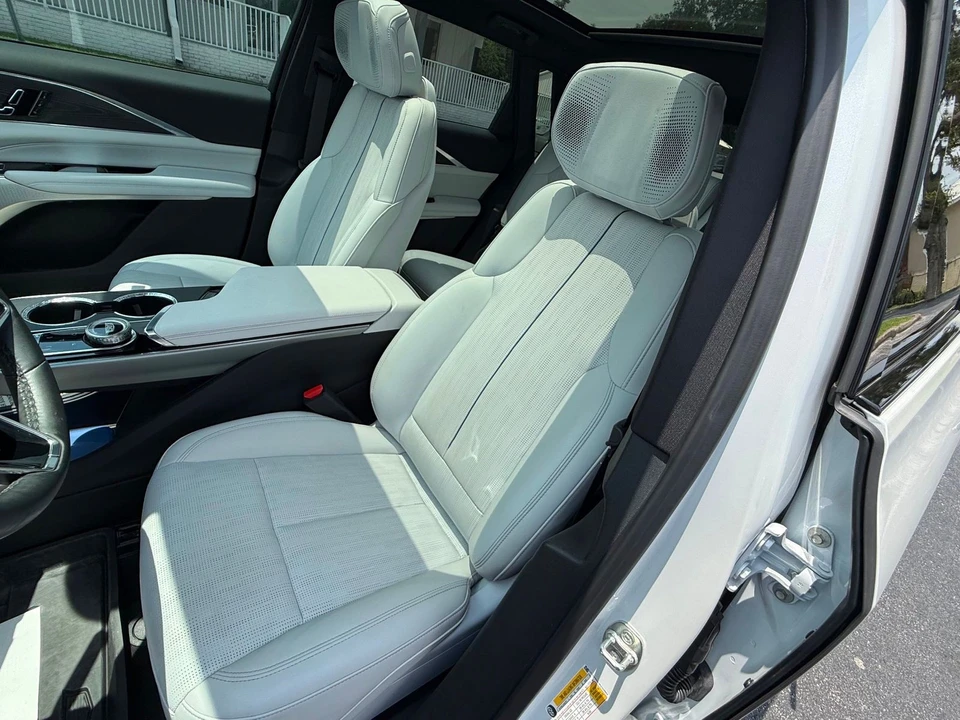 2024 Cadillac Lyriq - Image 8 of 12