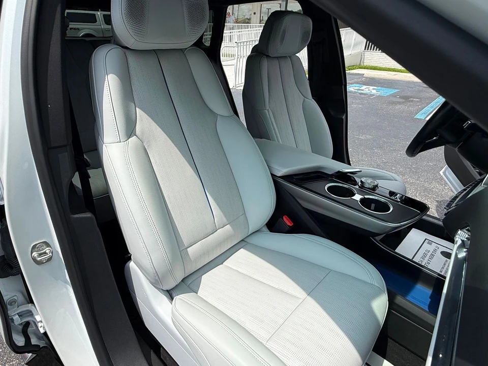 2024 Cadillac Lyriq - Image 10 of 12