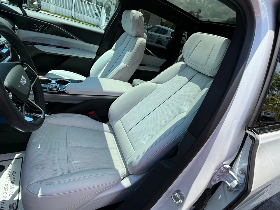 2024 Cadillac Lyriq - Image 11 of 12