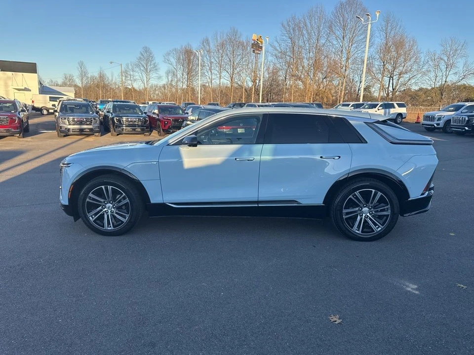 2024 Cadillac Lyriq - Image 2 of 12
