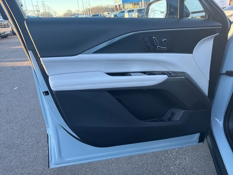 2024 Cadillac Lyriq - Image 9 of 12