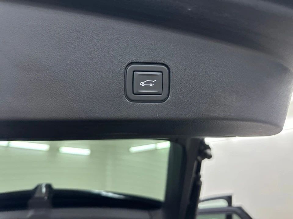 2024 Cadillac Lyriq - Image 29 of 31