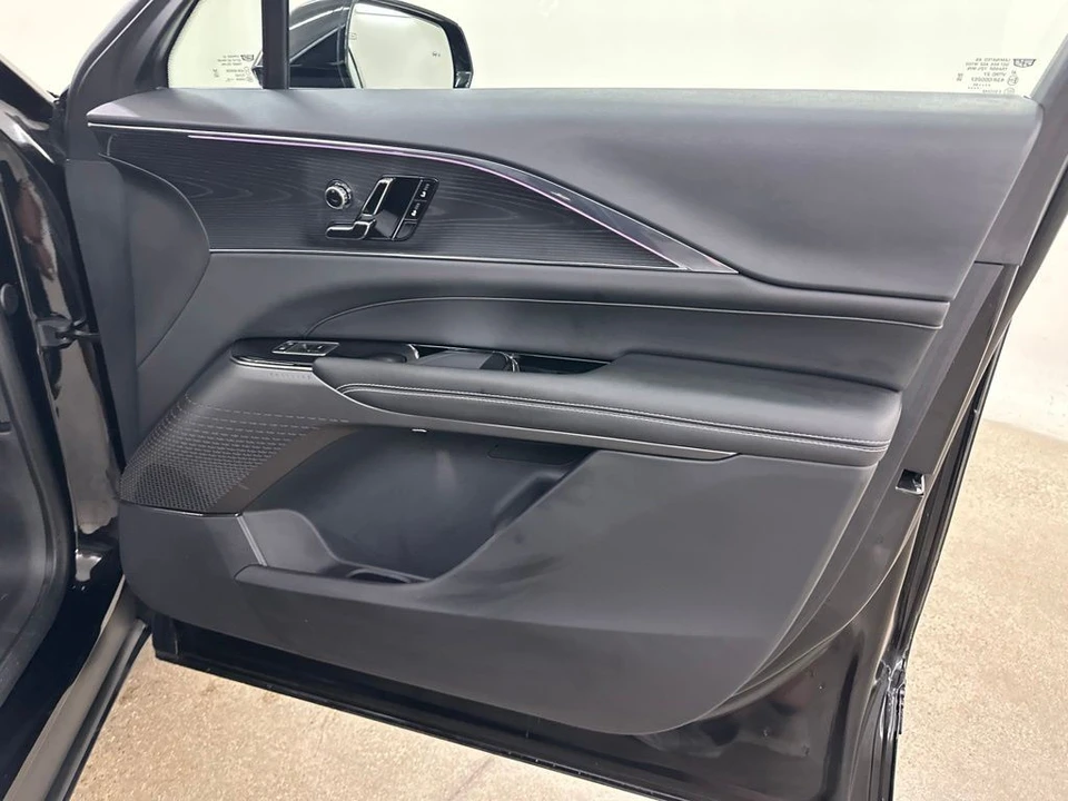 2024 Cadillac Lyriq - Image 19 of 31