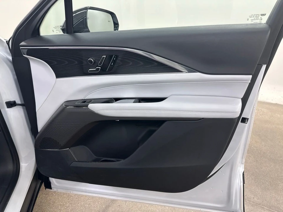 2024 Cadillac Lyriq - Image 17 of 31