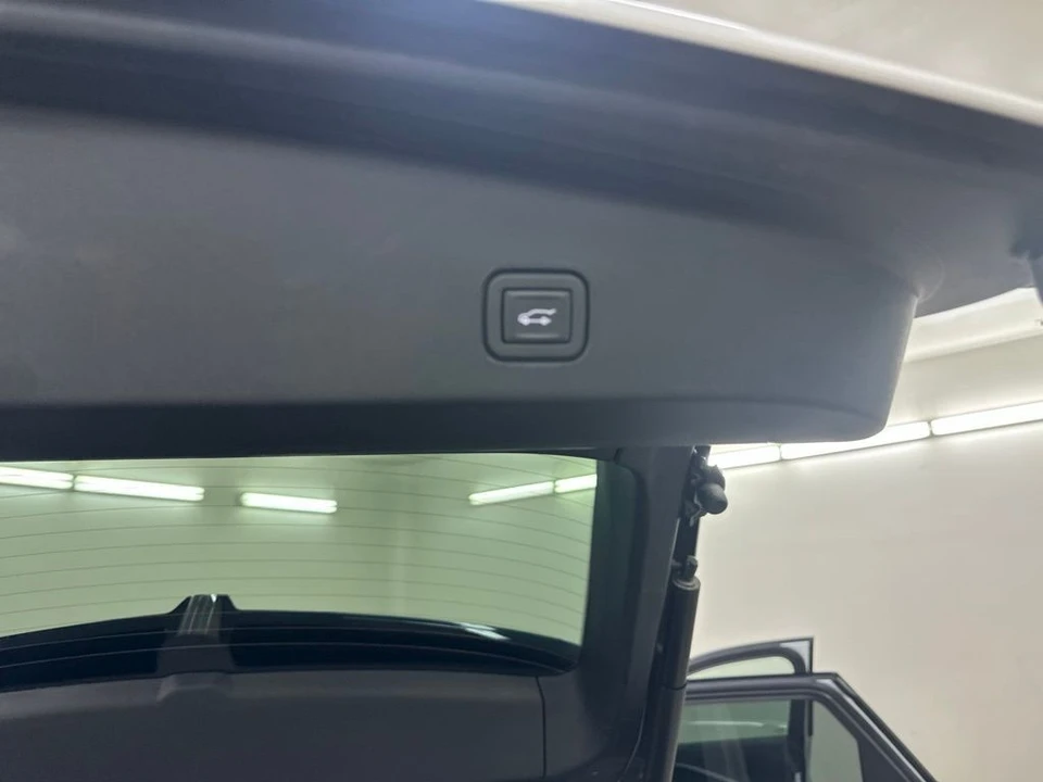 2024 Cadillac Lyriq - Image 24 of 31