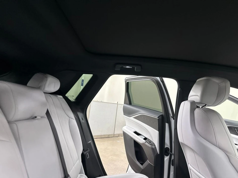 2024 Cadillac Lyriq - Image 22 of 31
