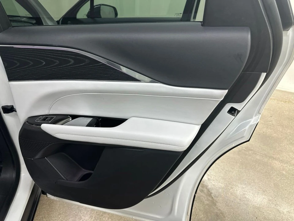 2024 Cadillac Lyriq - Image 20 of 31
