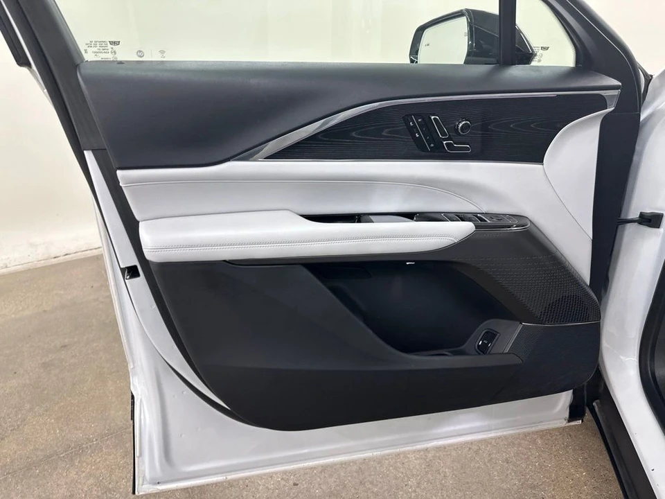 2024 Cadillac Lyriq - Image 29 of 31
