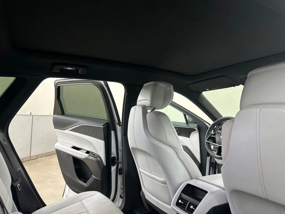 2024 Cadillac Lyriq - Image 19 of 31