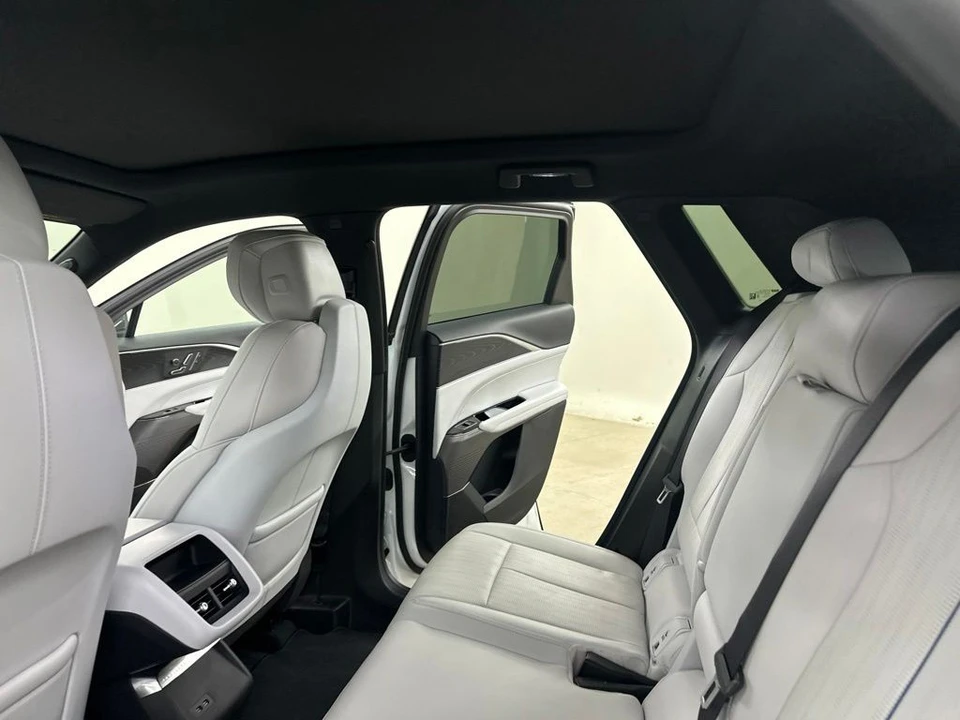 2024 Cadillac Lyriq - Image 27 of 31