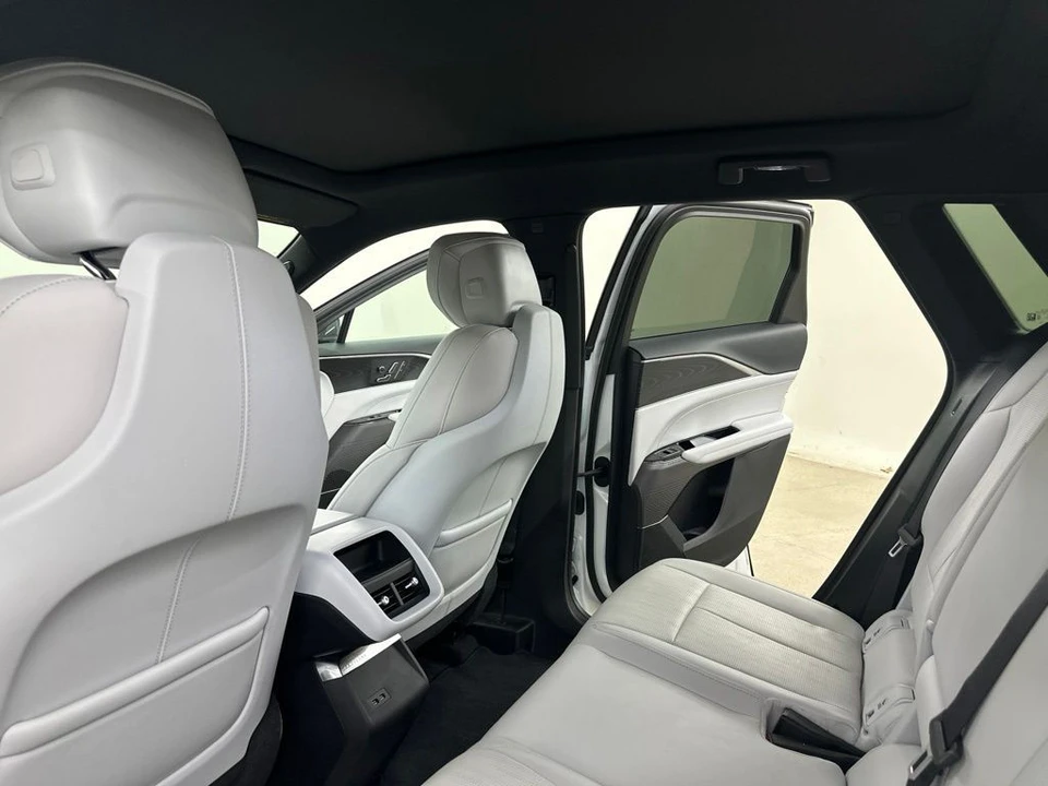2024 Cadillac Lyriq - Image 25 of 31