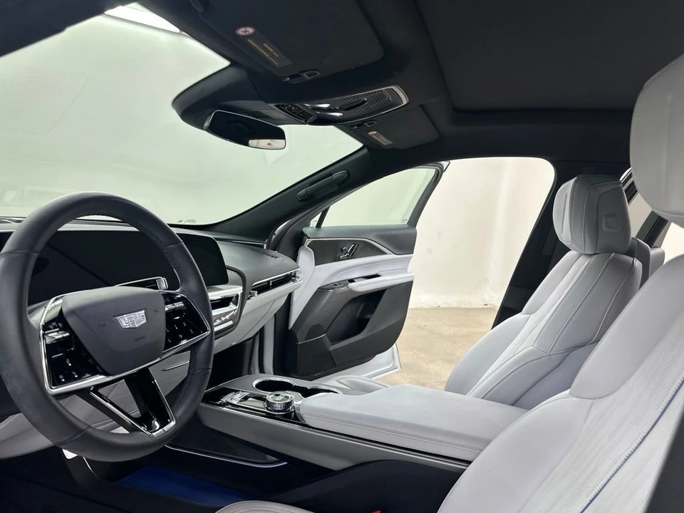 2024 Cadillac Lyriq - Image 28 of 31