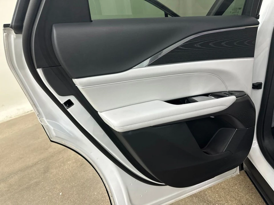 2024 Cadillac Lyriq - Image 26 of 31