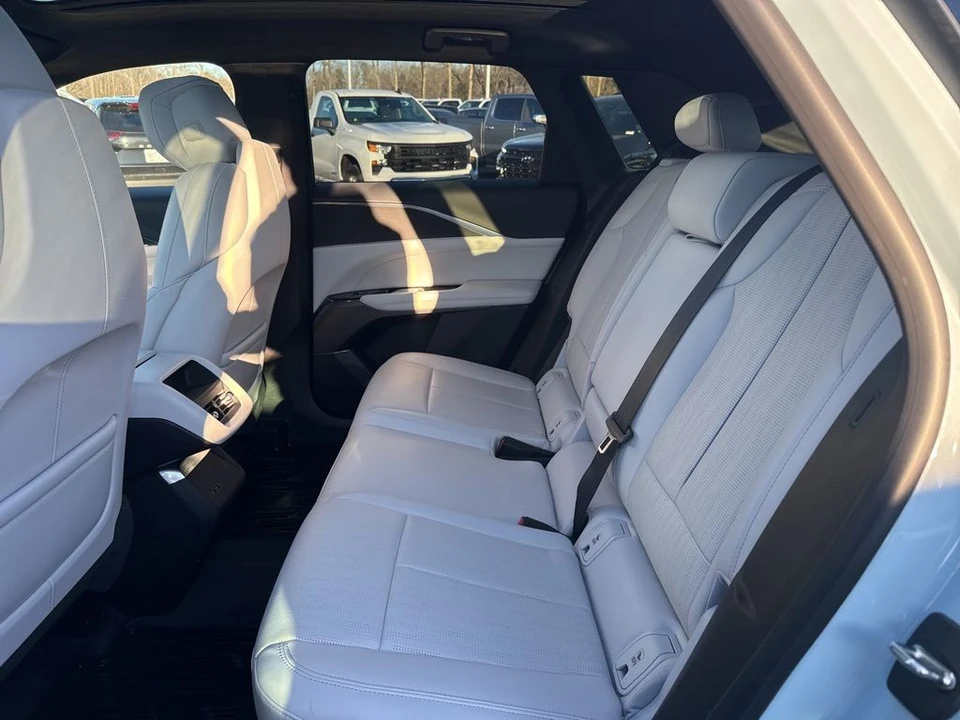 2024 Cadillac Lyriq - Image 12 of 12