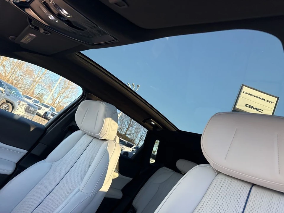 2024 Cadillac Lyriq - Image 11 of 12