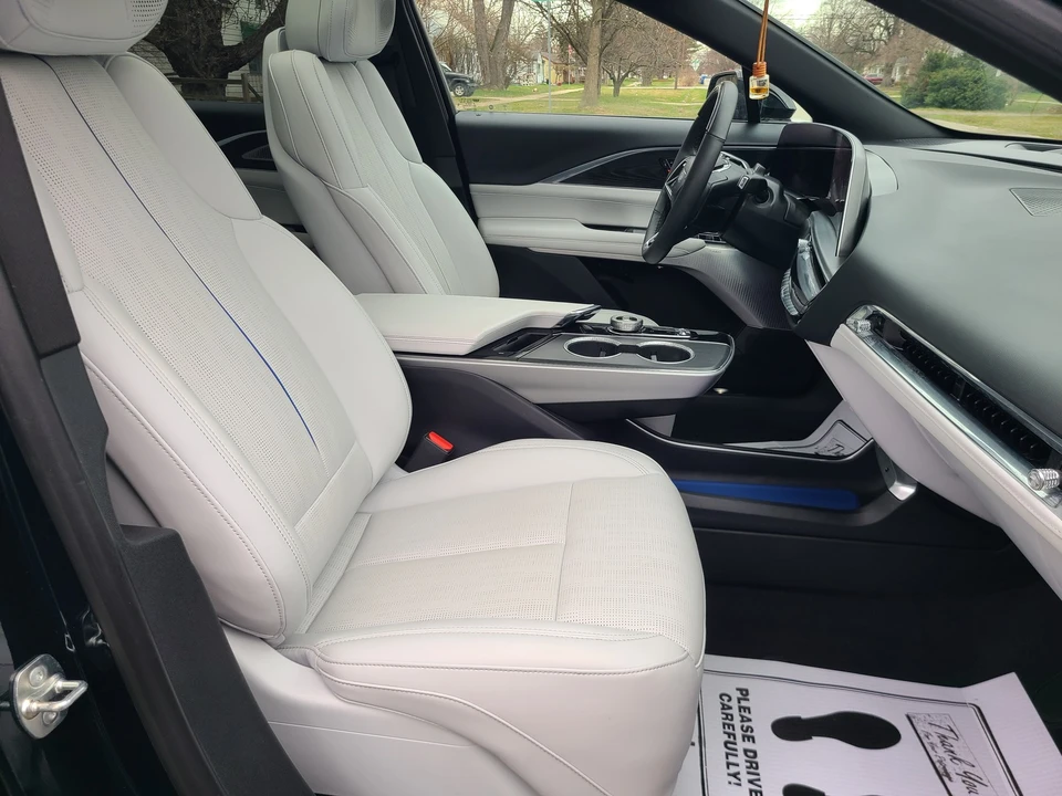 2024 Cadillac Lyriq - Image 15 of 21